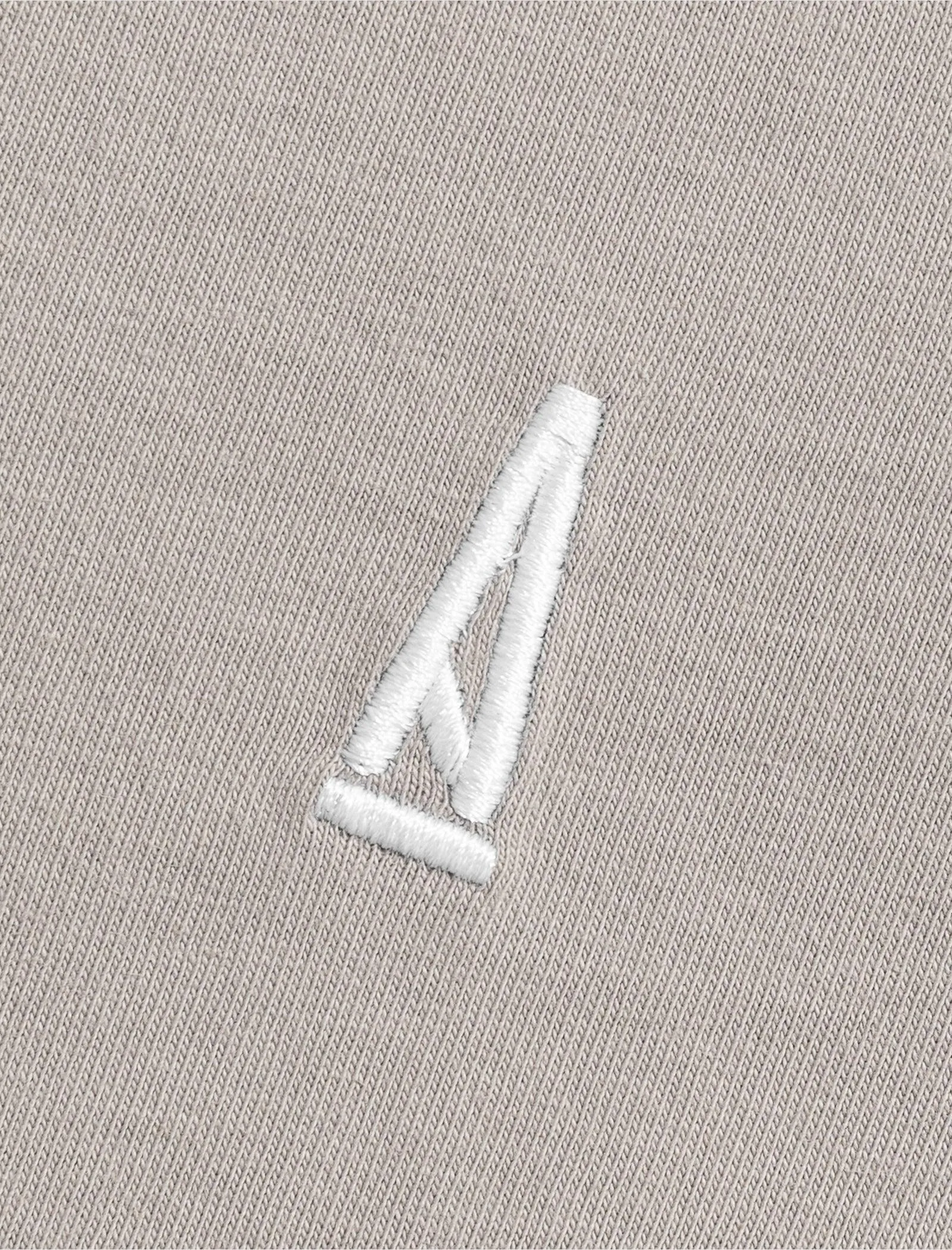UN T-SHIRT À LOGO