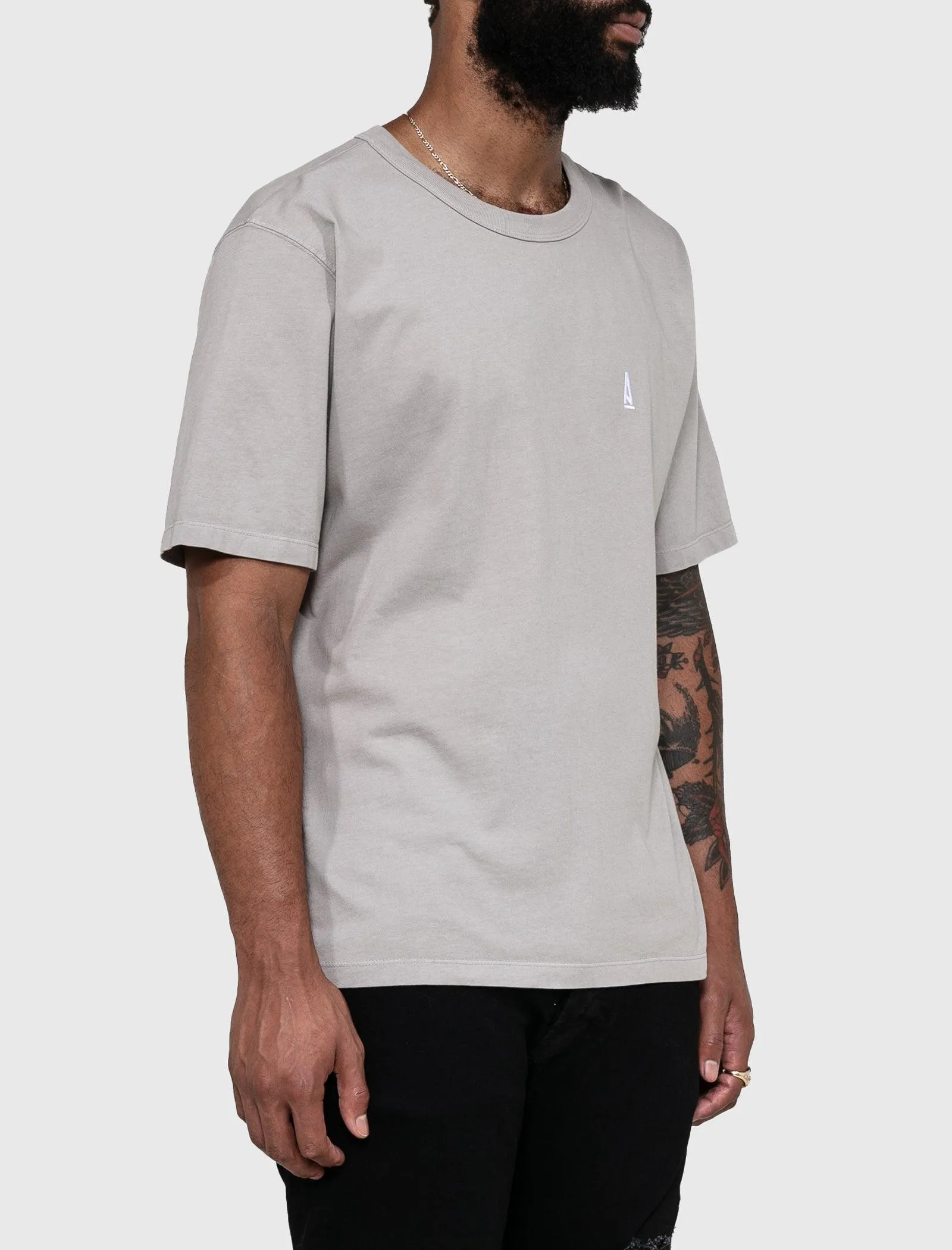 UN T-SHIRT À LOGO