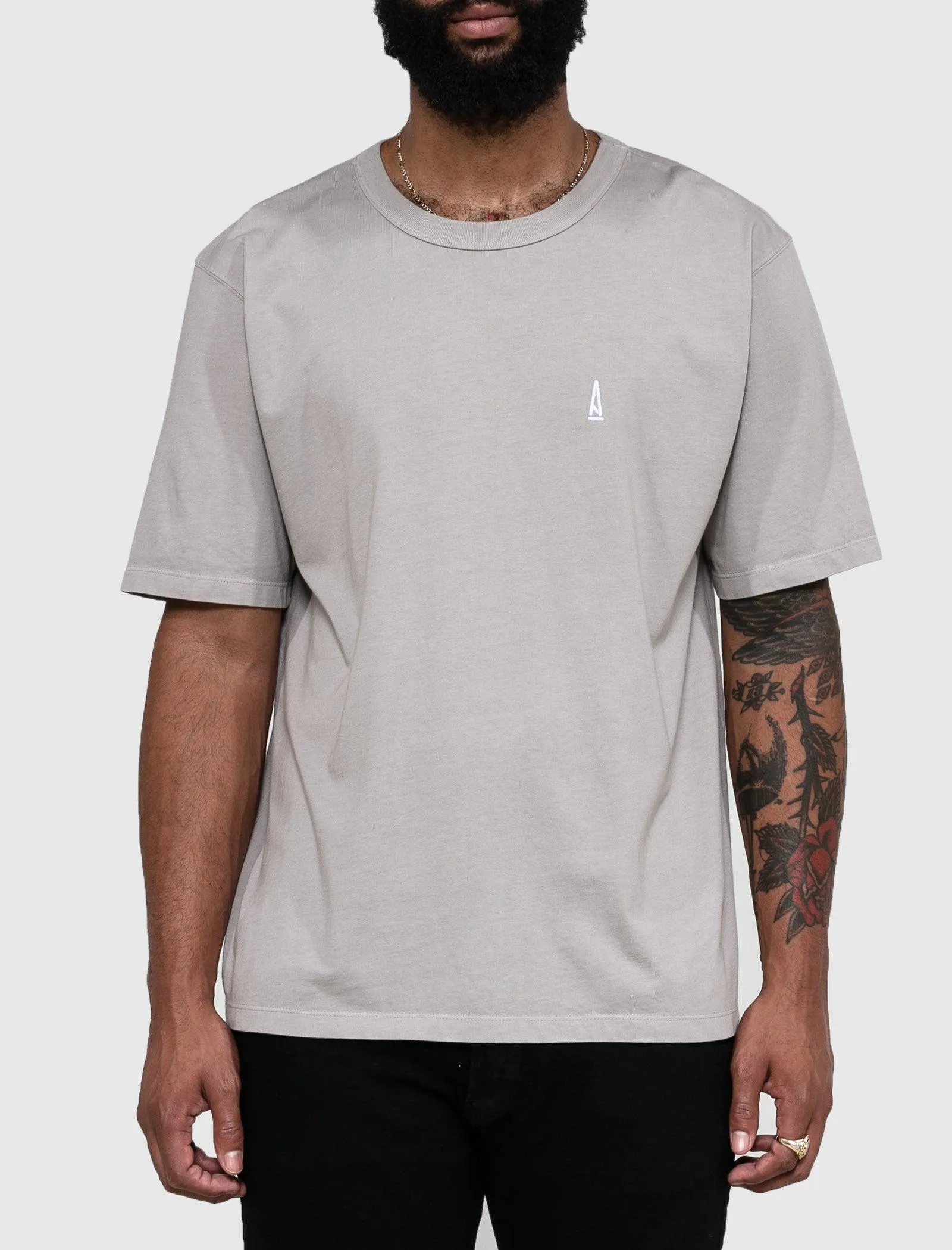 UN T-SHIRT À LOGO