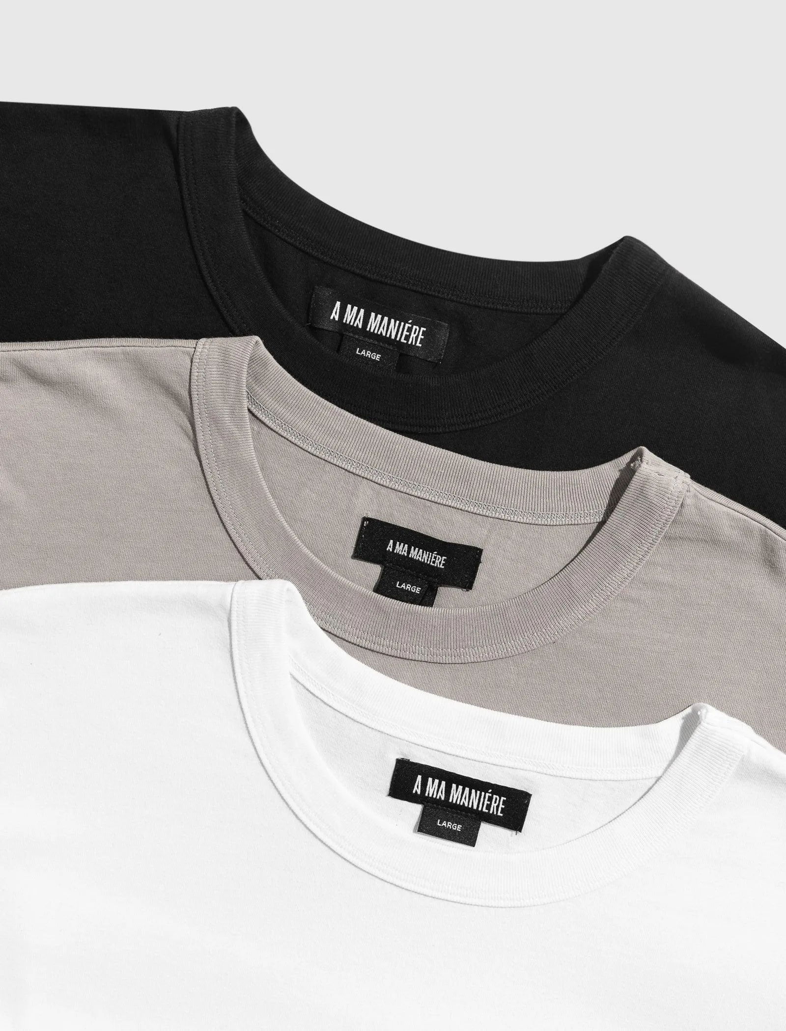 UN T-SHIRT À LOGO