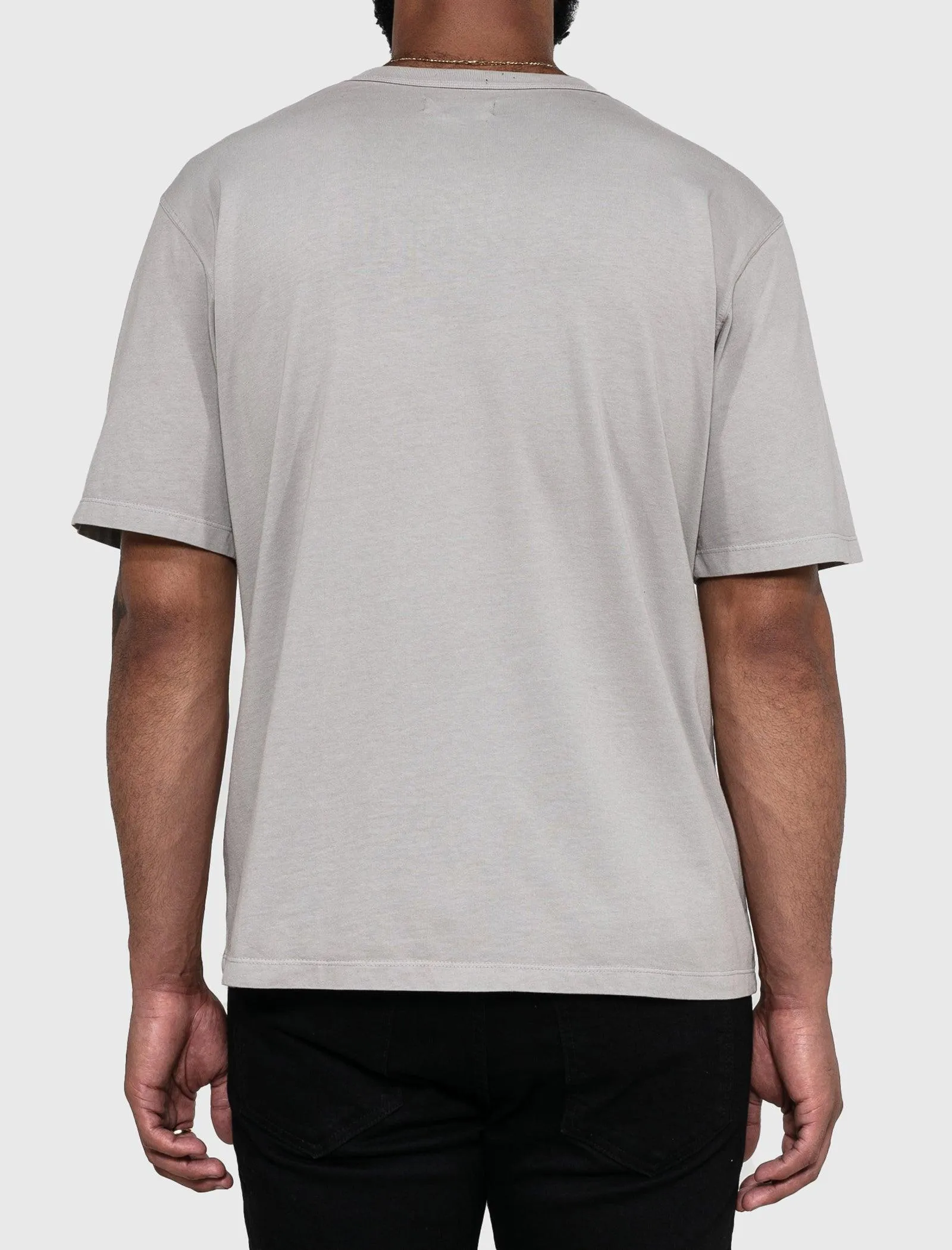 UN T-SHIRT À LOGO