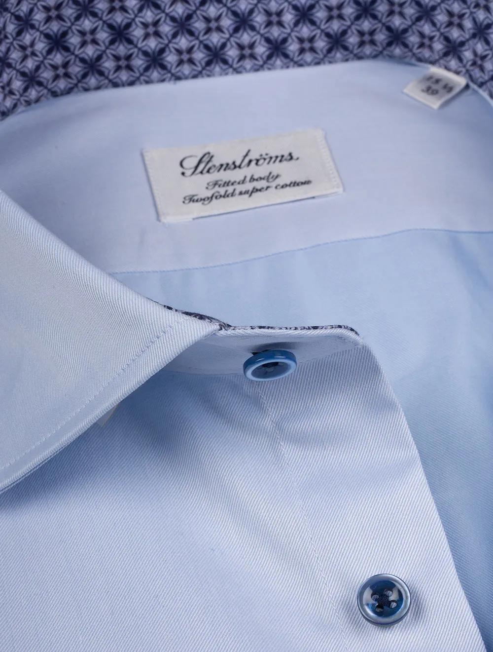 Chemise ajustée en coton sergé contrastée bleue