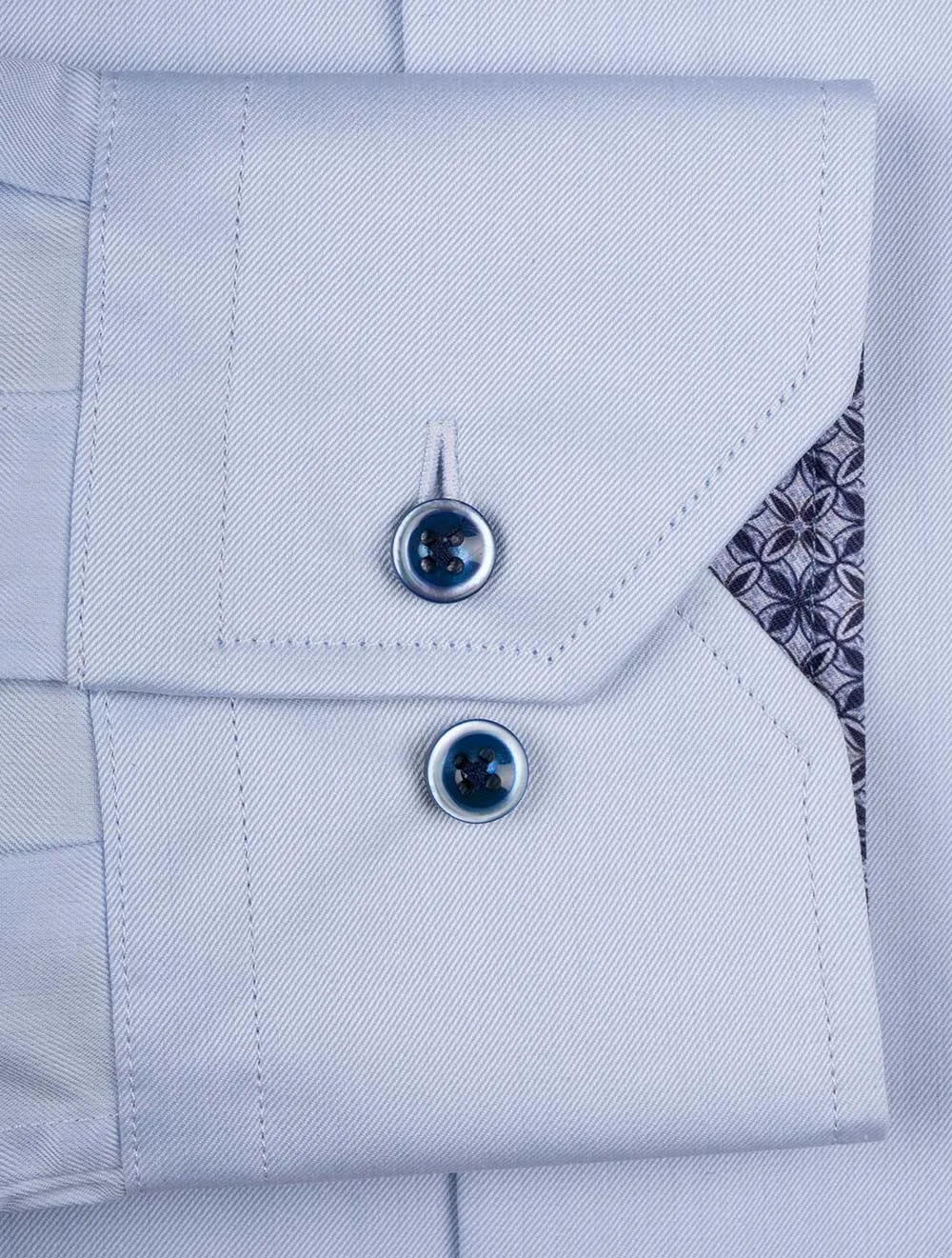 Chemise ajustée en coton sergé contrastée bleue