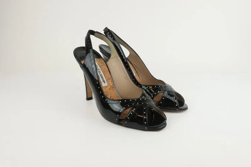 Sandales Manolo Blahnik à bride arrière noir en vernis perforé taille 38.5 avec bout ouvert