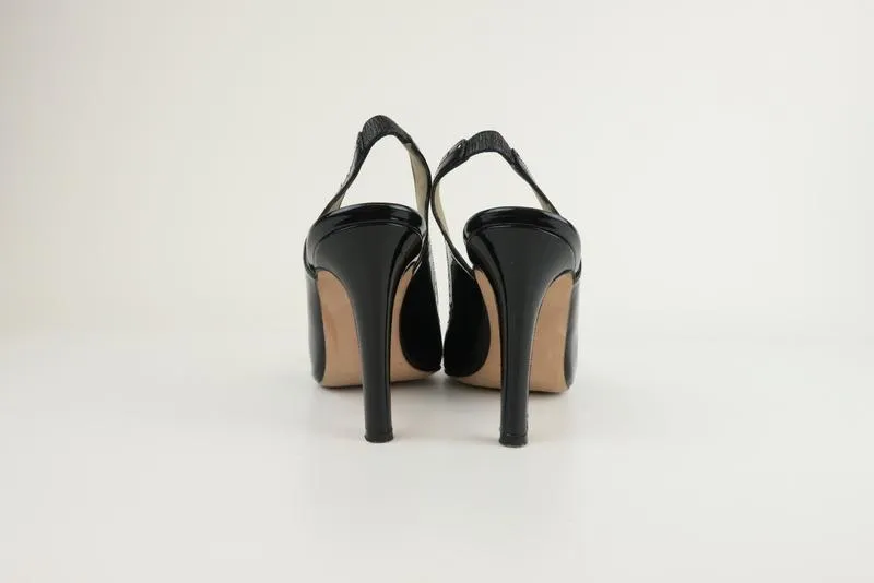 Sandales Manolo Blahnik à bride arrière noir en vernis perforé taille 38.5 avec bout ouvert