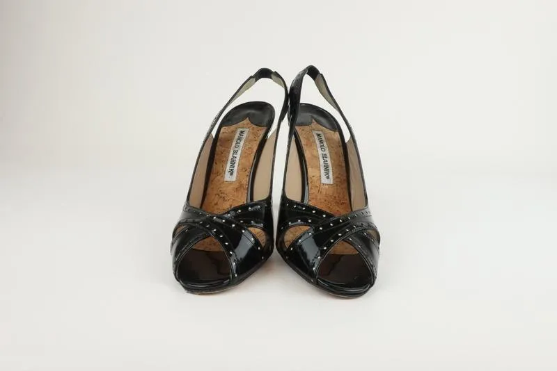 Sandales Manolo Blahnik à bride arrière noir en vernis perforé taille 38.5 avec bout ouvert