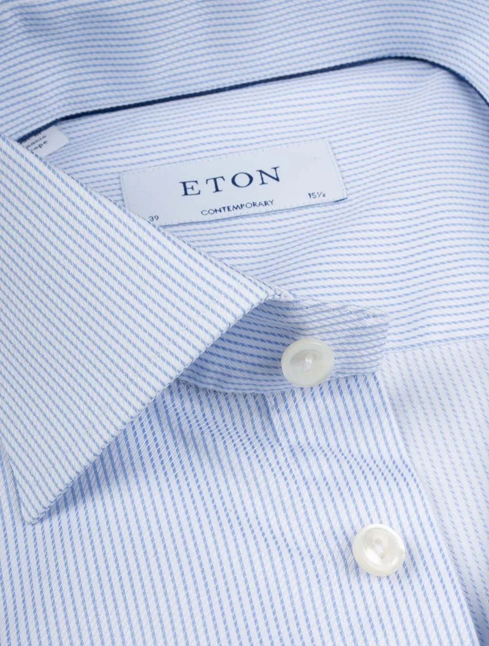 Chemise contemporaine à rayures bleue ajustée