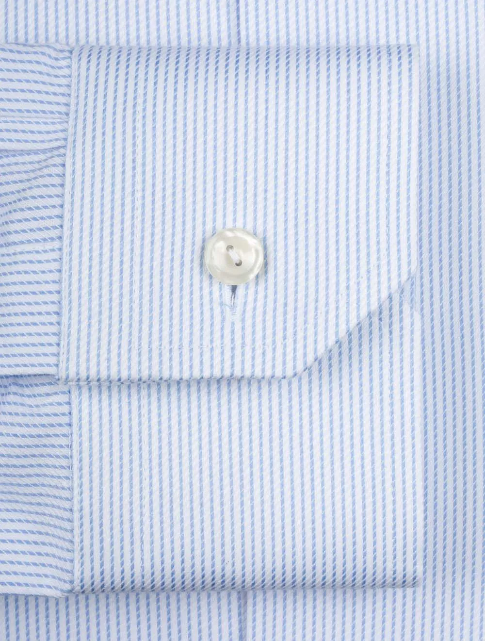 Chemise contemporaine à rayures bleue ajustée