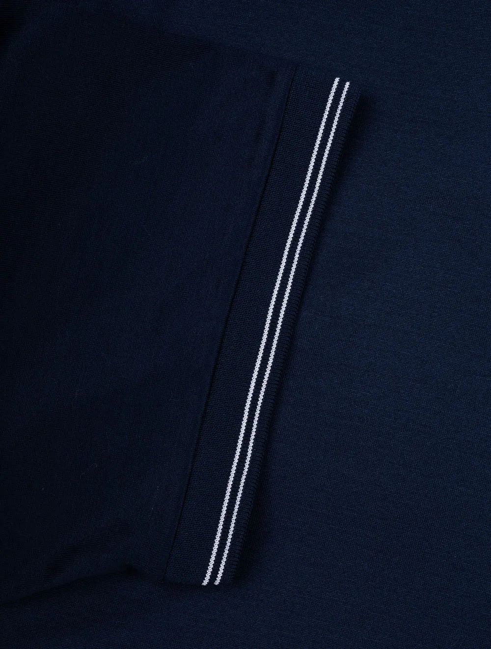 T-Shirt avec insigne de requin en bleu marine