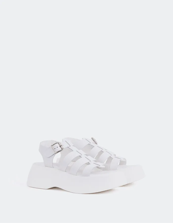 Cuir blanc confiant